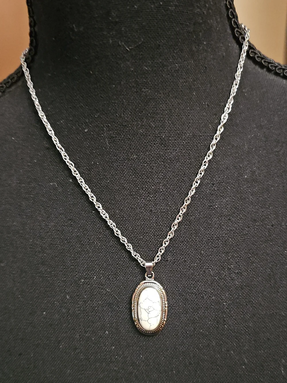 Red Velvet Bijoux White Agate Pendant Necklace 🌸 NEW